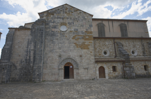 Vista exterior de la iglesia del monasterio de Benifassa